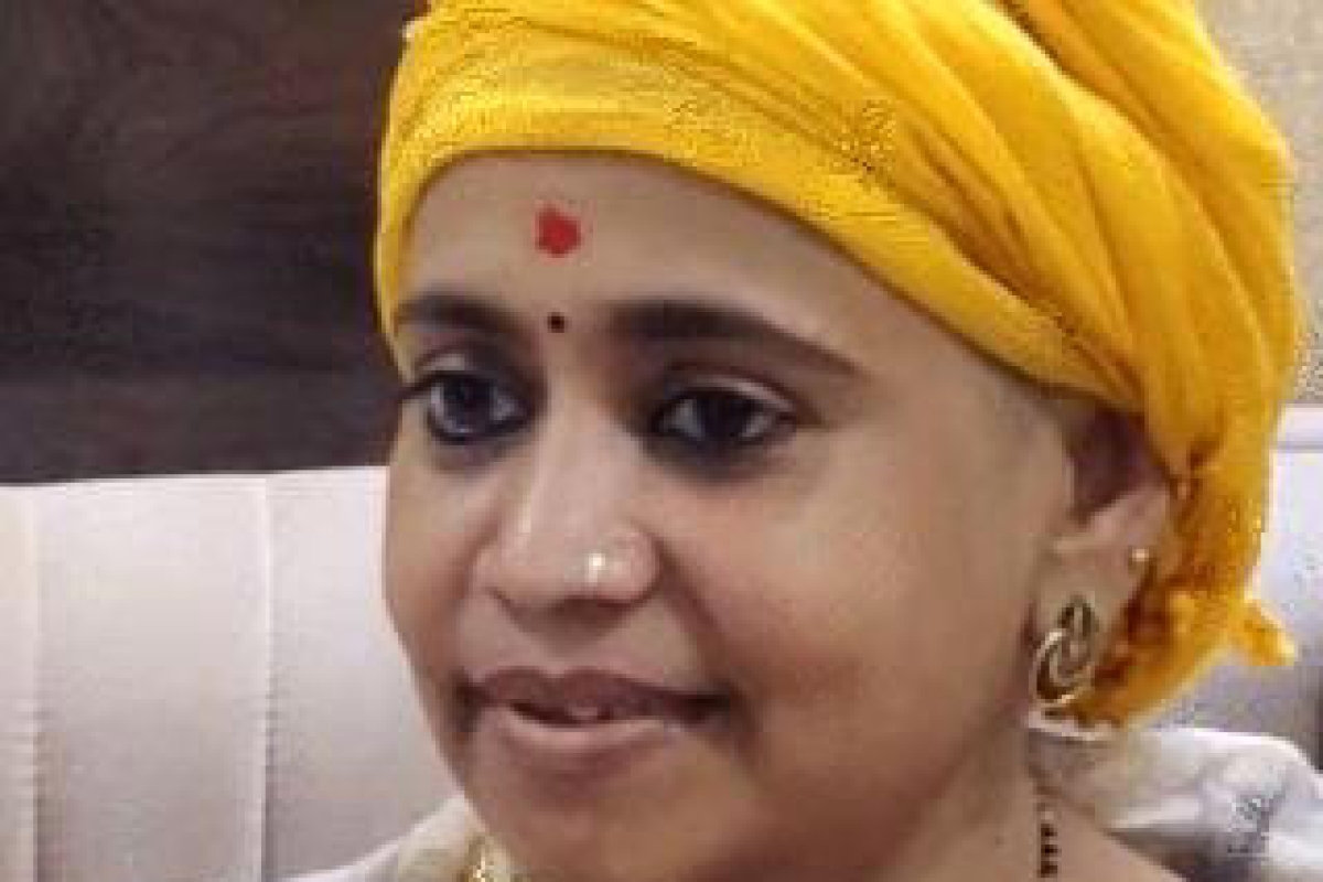 Madhya Pradesh: Following her husband's victory in the Lok Sabha elections, the wife of the Chhindwara MP shaved her head as a symbolic gesture.